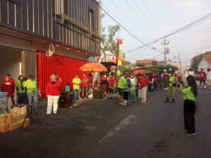 Pembukaan gerak jalan santai kemerdekaan rw 21 oleh ibu lurah Nusukan 